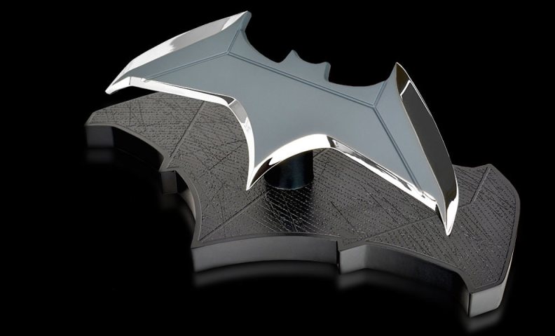 dc-comics-batman-vs-superman-batarang-1to1-scale-replica-qmx-feature-902948